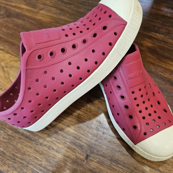 Native, red slip on shoes, junior size j2 - Picture 2 of 7